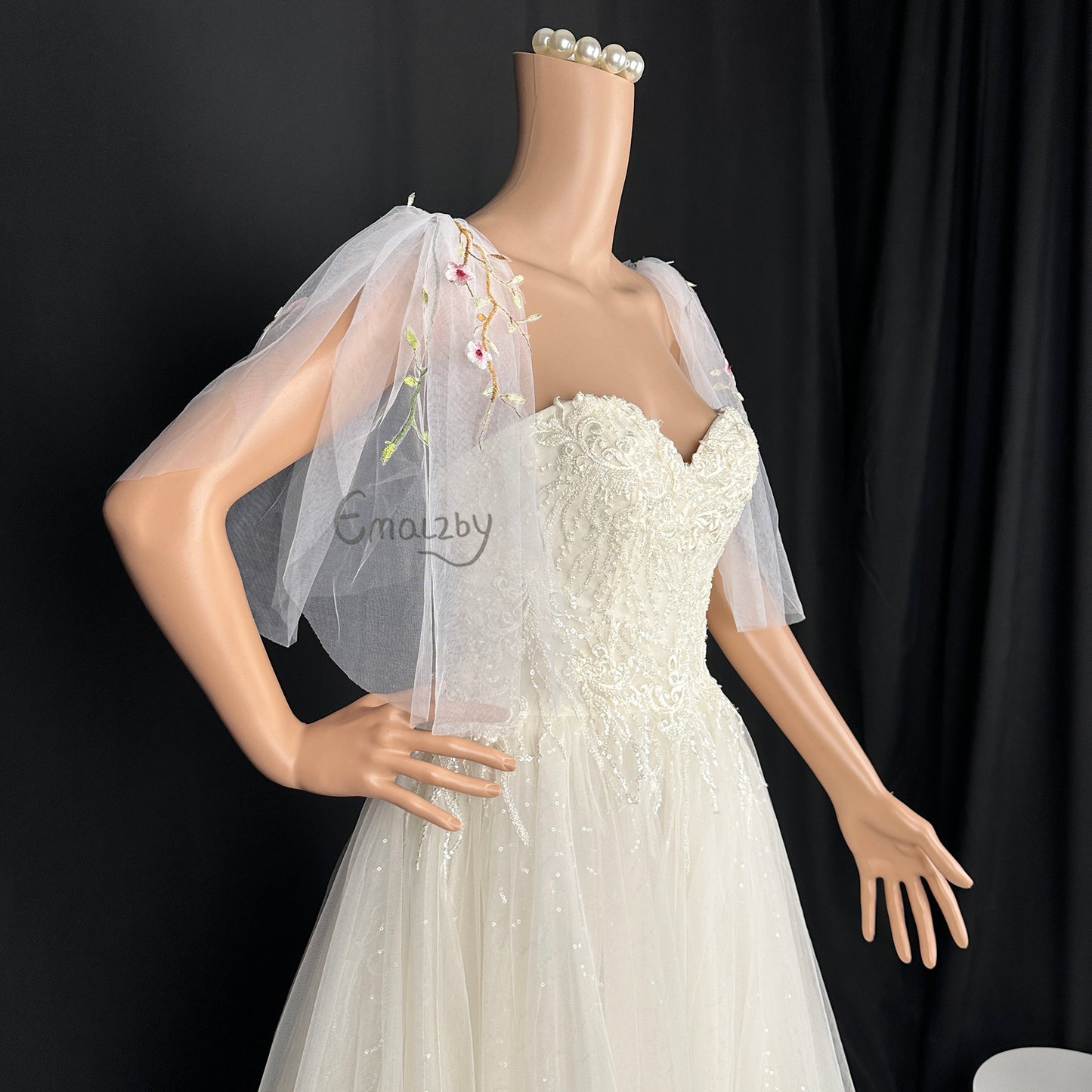 Wildflower embroidered bridal sleeves， wedding day shoulder veil